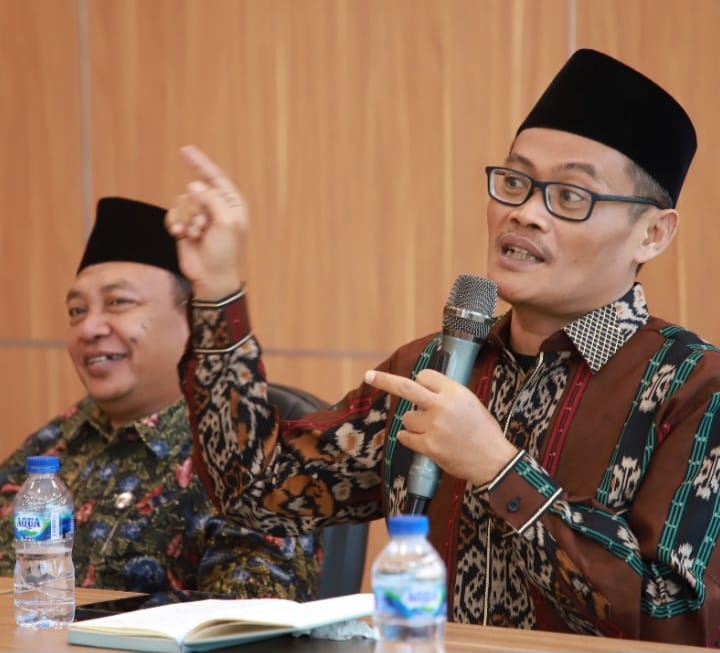 MENKO PMK Berikan Penghargaan "Santri Of The Year 2025" Kategori Santri Inspiratif Bidang Pendidikan Kepada Rektor UIN Banten, Prof. Muhamad Ishom